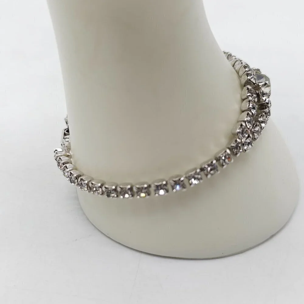 Vintage Silver Tone Clear Rhinestone Bracelet With Elegant Snap Clasp